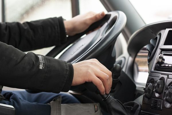 Kierowcy w firmach transportowych: sposoby na efektywne rozliczanie godzin pracy