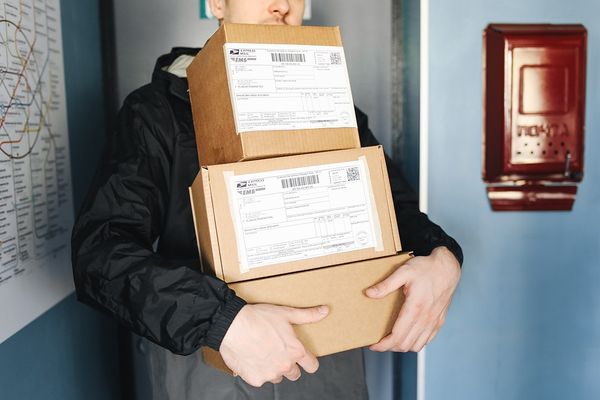 Wszystko co musisz wiedzieć o wysyłaniu paczek przez kuriera